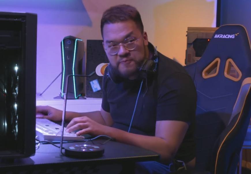 APL联赛韩国选手用脚庆祝吃鸡引发热议!网友