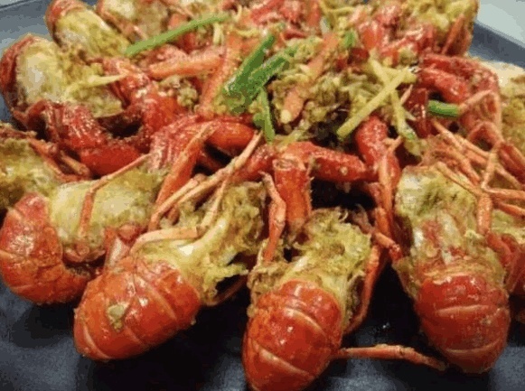 小龙虾头部的虾黄, 究竟是营养还是毒素? 看完