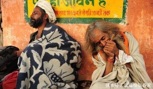 印度苦行僧手臂高举50年,如今已放不下来,而人