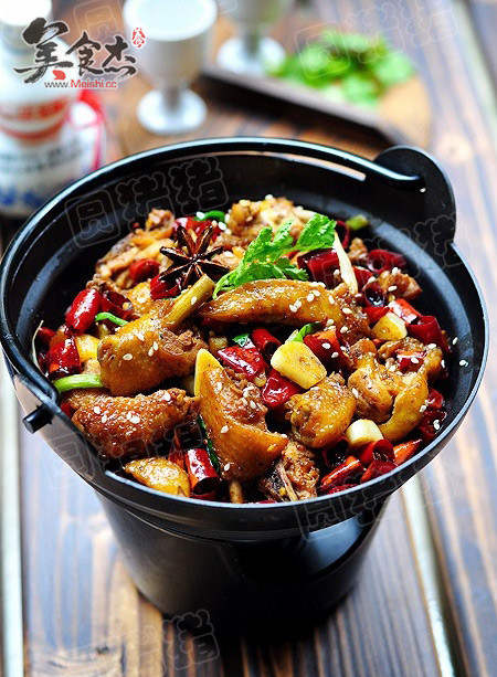 怎样做香辣干锅鸡视频教程 t01bb8f6a685032847f.jpg