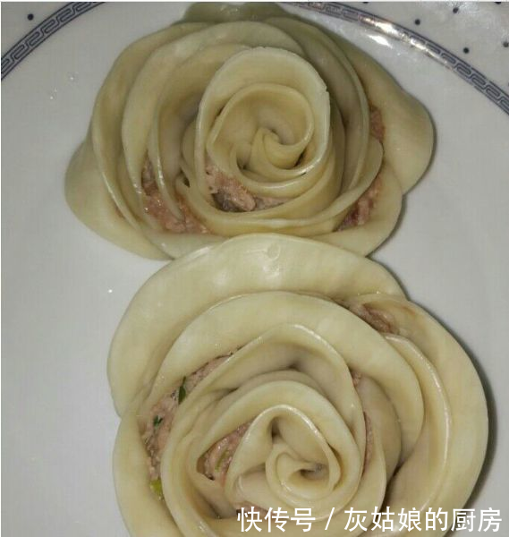 我把饺子做成了玫瑰,男友直夸我有创意,甜蜜的