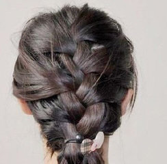 怎样搭配<em>12岁小女孩</em>服装和<em>发型</em>,显得更时尚?_