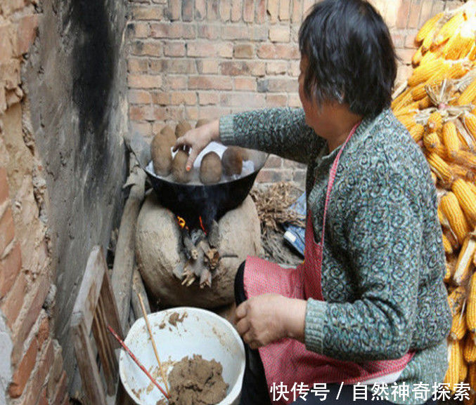 农村老婆婆用“泥土”做成包子，居然人人都抢着买，这又是为什么