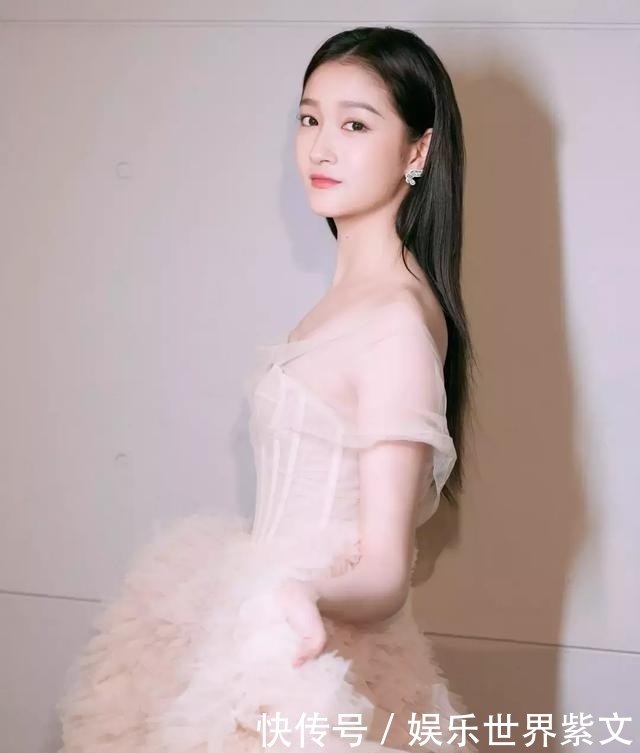 关晓彤为鹿晗庆生不忘为男友打歌 两人相恋2年