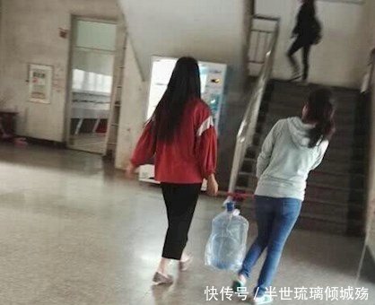 搞笑GIF:看表情的孩子给孩子一口吃的吧!唔去表情包咁落掂图片