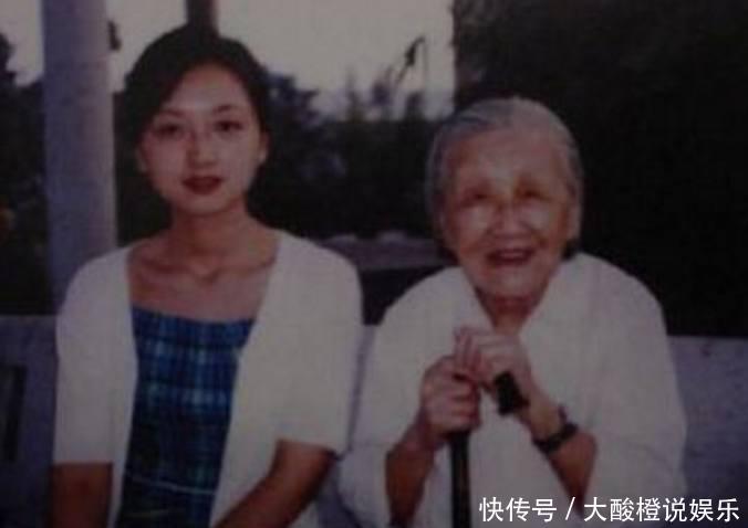 她是毛远新的女儿,从小历经坎坷,如今貌若天仙