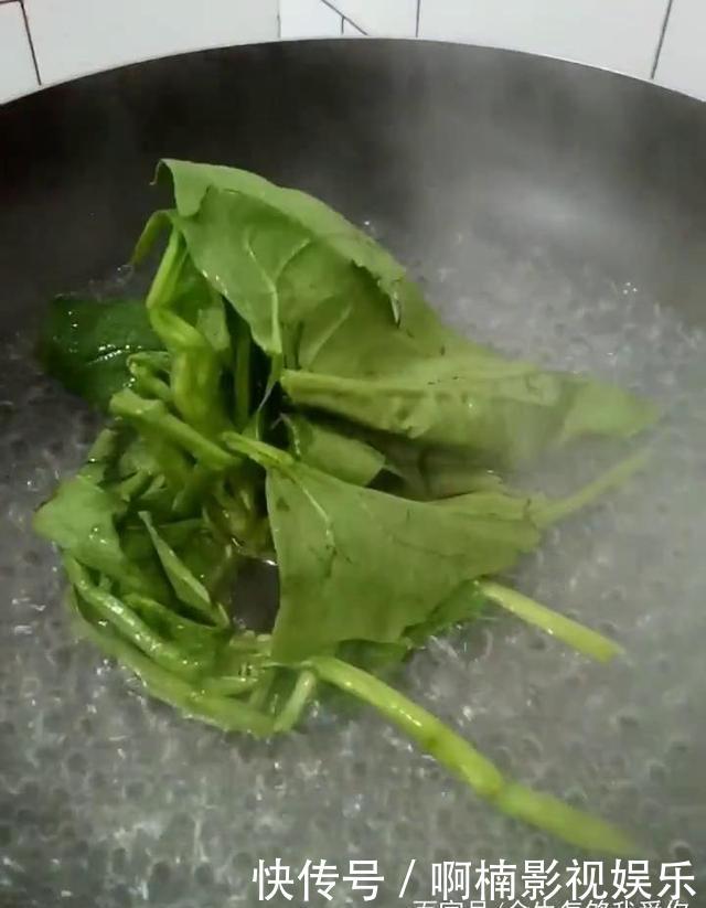 菠菜鸡蛋饼制作简单,好看又好吃,孩子们都爱吃