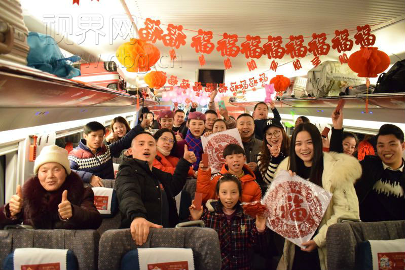动车过除夕 别样\"三十\"夜
