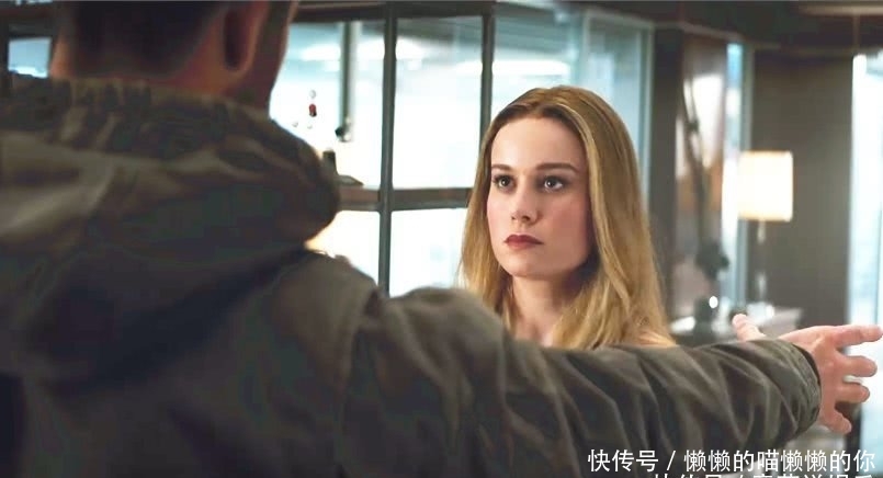 复联4里雷神一锤子飞来,惊奇队长面不改色,战