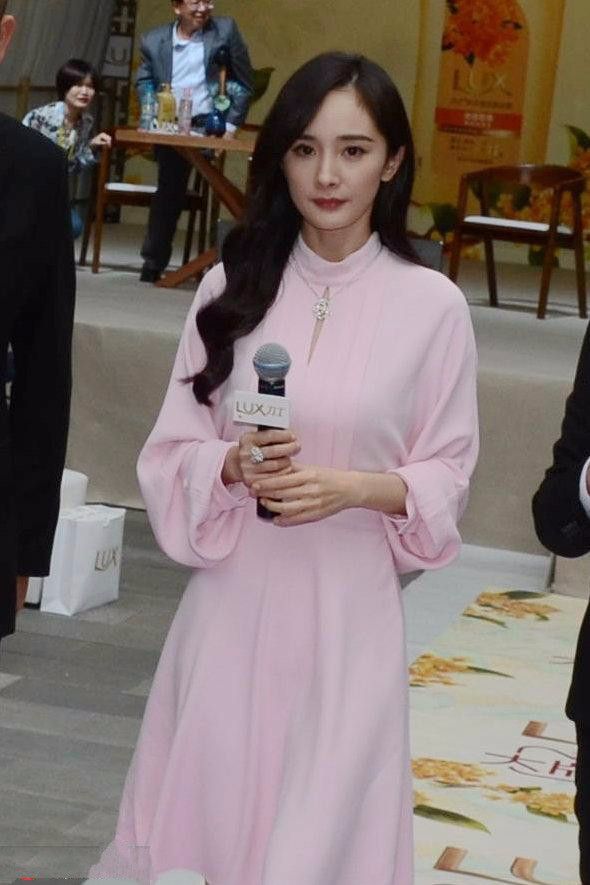 杨幂又带火了小粉裙,粉粉嫩嫩的,特显少女心