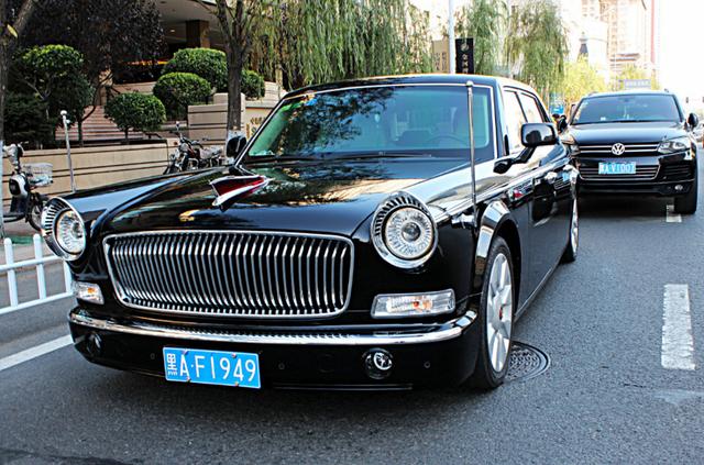这是辆最贵的红旗轿车,车牌号也很霸气,一般人