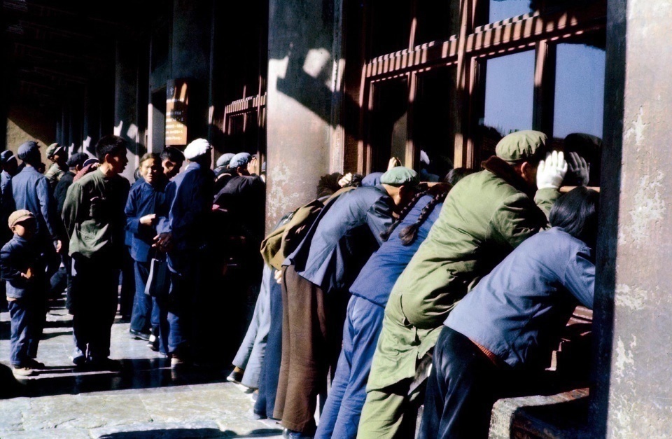 老照片:70年代北京生活往事,小贩车上满载蝈蝈