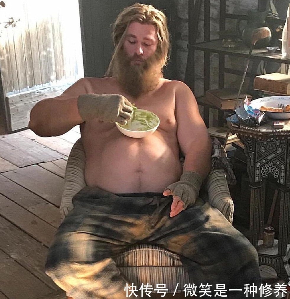 复联四中雷神是怎样变胖的?全程穿这么重的肚