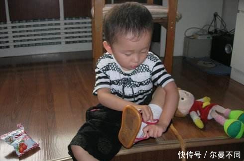 5岁宝宝脚掌变畸形,妈妈早知不让孩子穿这鞋,