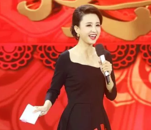 央视最美女主持人,曾被誉为周涛接班人,嫁大20岁老公活成这样
