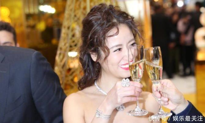 同是视后,一个出场带足球队,一个却是保姆车,网