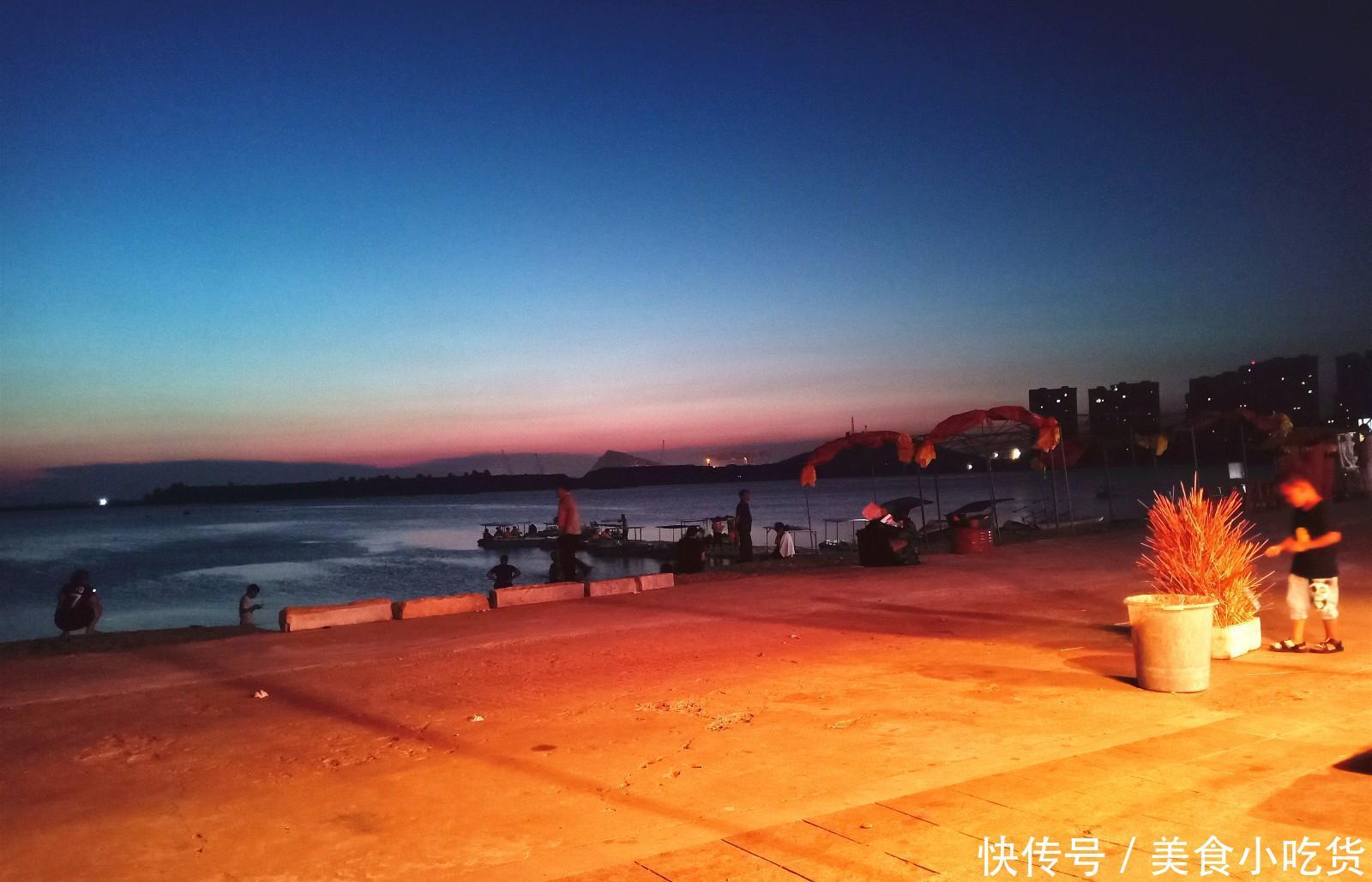 旅行美食-大连旅顺海鲜一元一串,烧烤扎啤美味