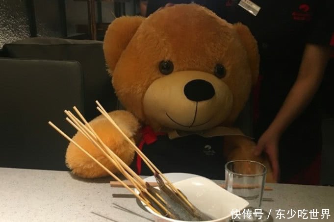 海底捞里的这些服务让人不理解,网友也是一脸