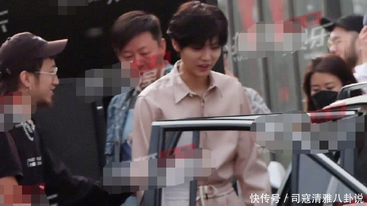 鹿晗生日当晚携女友关晓彤返千万豪宅 二人感