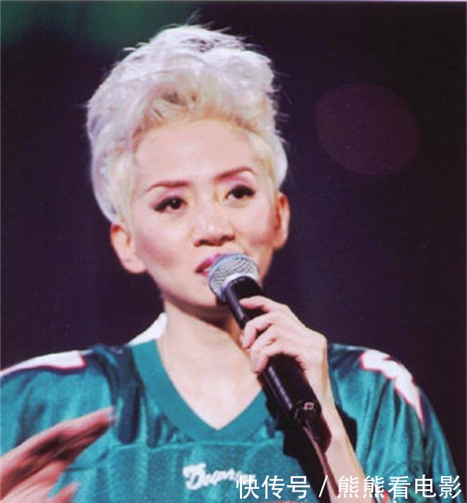 梅艳芳94岁母亲现身酒店,不弯腰不驼背,拐杖只