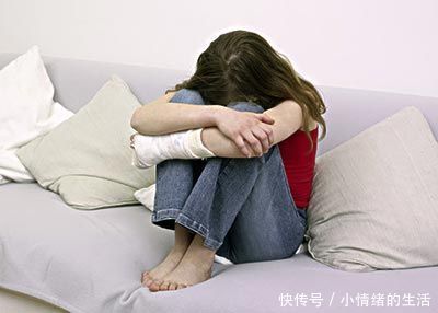 老公车祸去世，葬礼上3岁女儿一直踢棺材，我打开一看咬破嘴唇