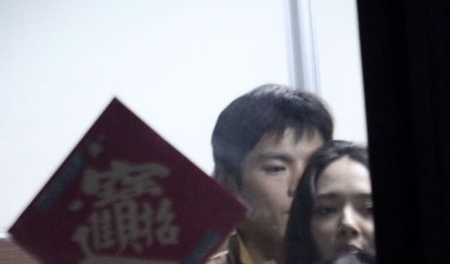 郭碧婷获向佐陪伴修车,素颜出街超自信,难怪向