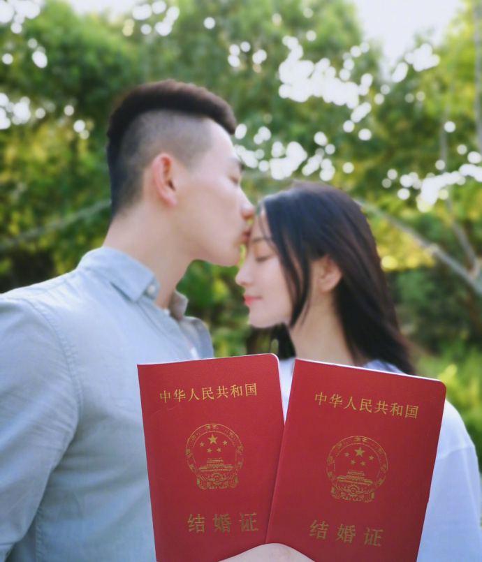 张馨予发文回应炒作质疑，科普军人生活，称老公按规定休假