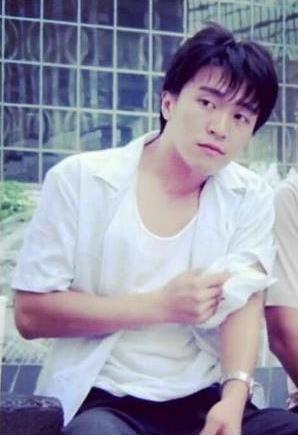 低估他们的颜值?星爷年轻时是真帅,张卫健古天