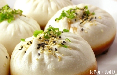 来上海夜游,行走在城隍庙小吃街,吃着美食感受着民风是多么惬意