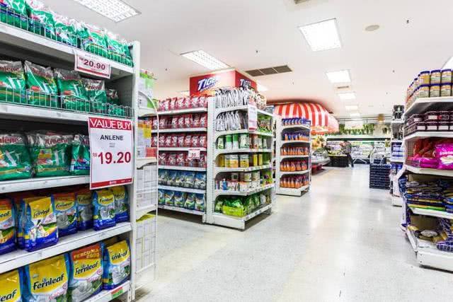 一对情侣被关在超市一夜,第二天经理赔偿两百块,看到监控懵住了