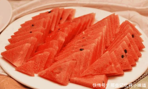 日本人来中国吃自助餐,专挑便宜的水果吃,原因