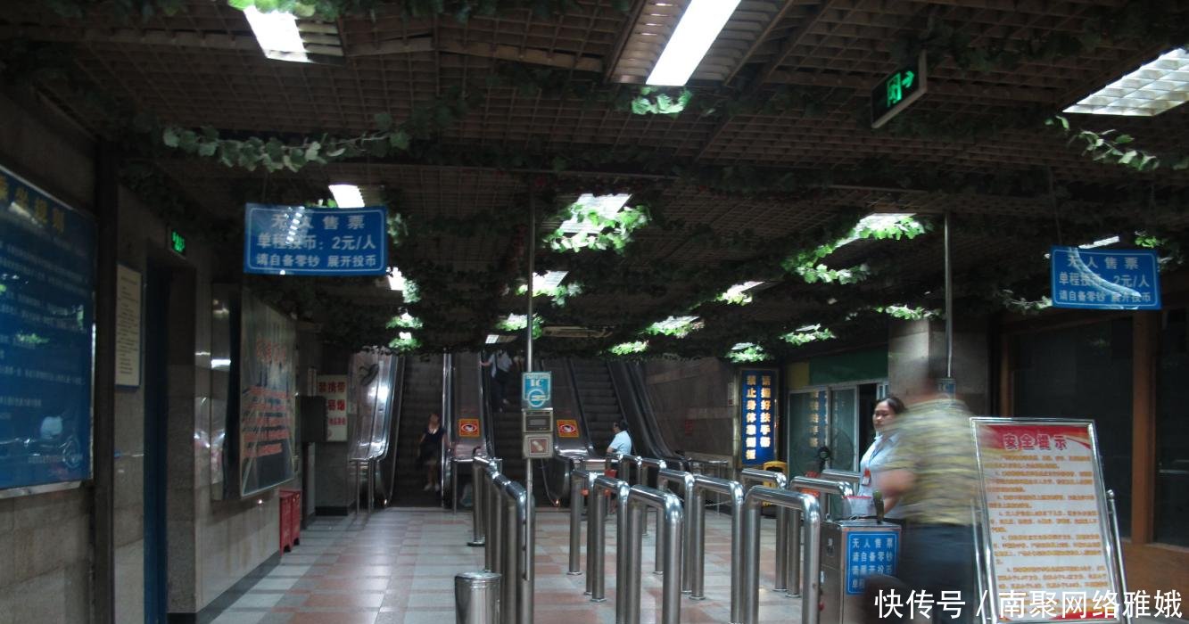 我国最刺激的电动扶梯, 长度达100余米, 部分人