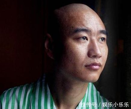 资助1百多名穷困学生,死后却无钱下葬,5年后妻子驾车被砸身亡