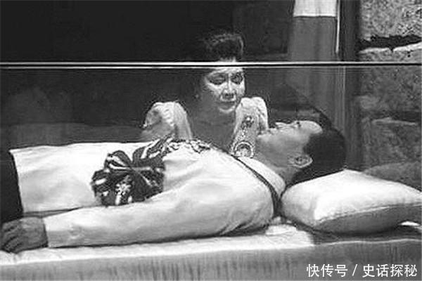 比卡扎菲更牛的独裁者,身揣3万块起家,垮台后携300亿逃亡美国