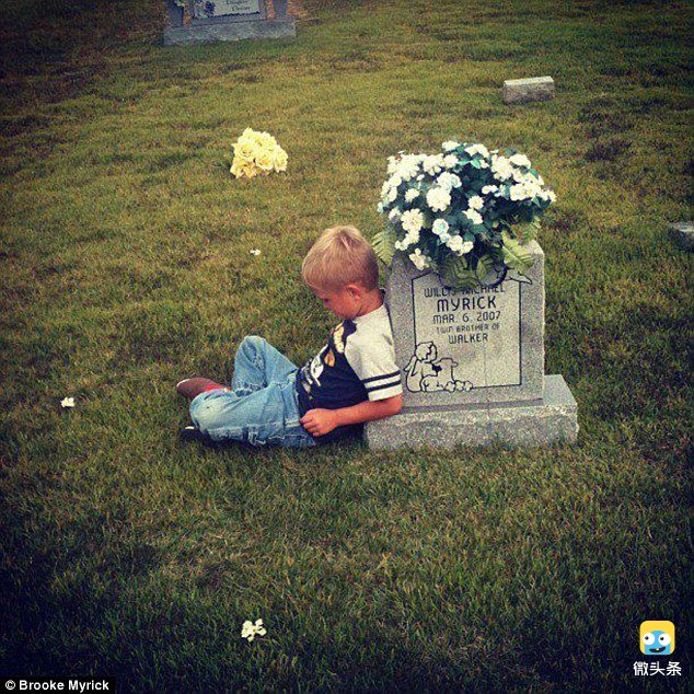 心灵感应?小男孩竟能隔着墓碑跟双胞胎兄弟对