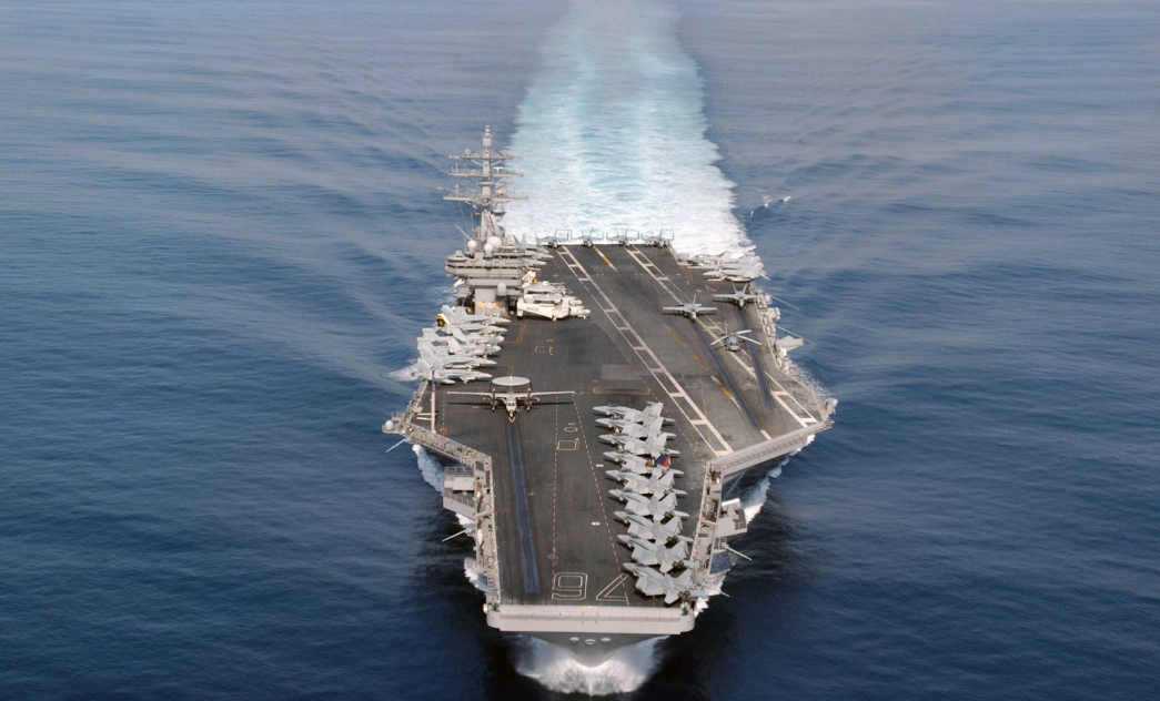 为什么航母执行任务时,总是有很多鲸鱼跟在后