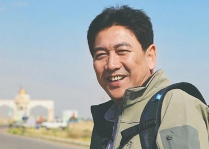 55岁央视主持人水均益,与小13岁妻子合照曝光