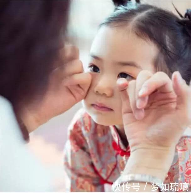 李承铉温柔给女儿扎小辫, 细致化妆打扮, LUCK