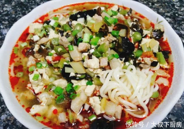 大叔家的成都菜谱:臊子面,酸辣鲜香,口感劲道,家人爱吃!