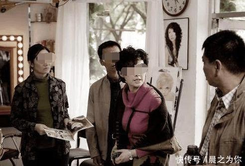 儿子初次带女友回家, 下楼买盐时邻居和我说一话, 我把红包换成刀
