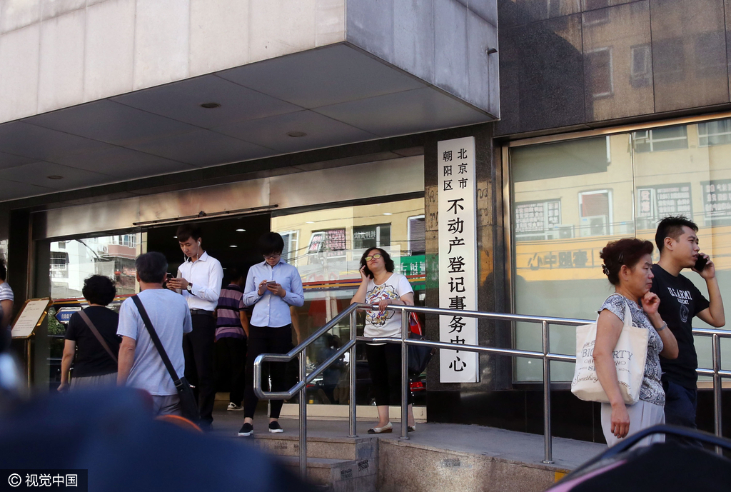 北京二手房市场交易火爆 过户黄牛号叫价12万元