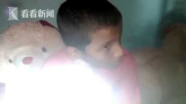 电费省了!超能力男孩碰一下灯泡就能点亮