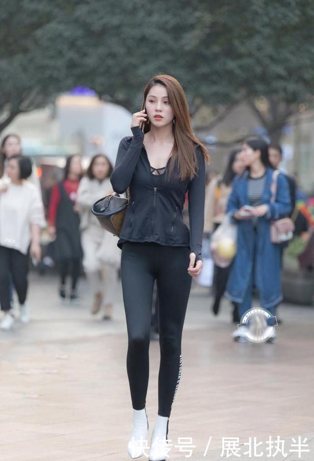 街拍:高颜值美女,分不清穿的是裤,美美穿搭的美女肢体图片