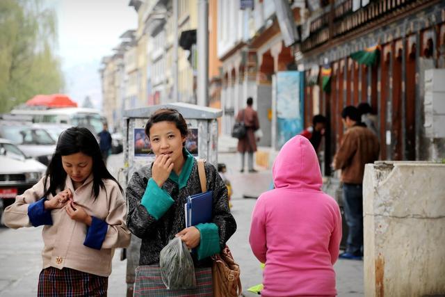 不丹青年:相比美国人和英国人,中国人肯定不是