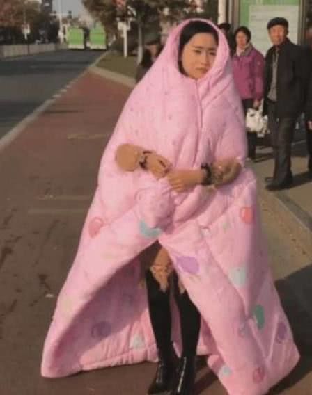 女子捂着被子等公交,路人感觉不对劲,接下来一幕让人忍不住大笑