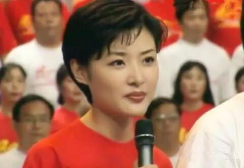 她曾和董卿竞争央视一姐，连续主持16年春晚，从央视离职后活成这样