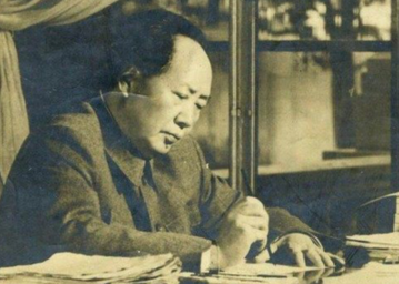 被问解放战争如何打败蒋介石800万军队,毛主席的一句话让全场都