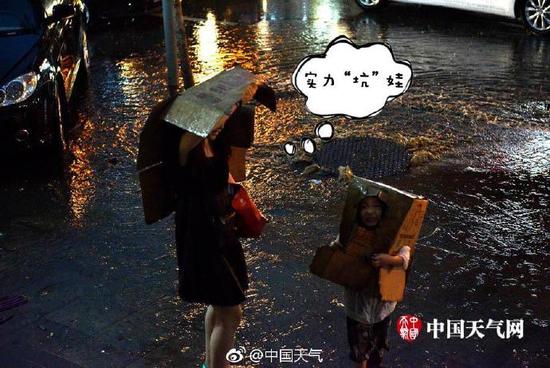 广州的雨有多大?白云机场被暴雨覆盖变\＂码头\＂了