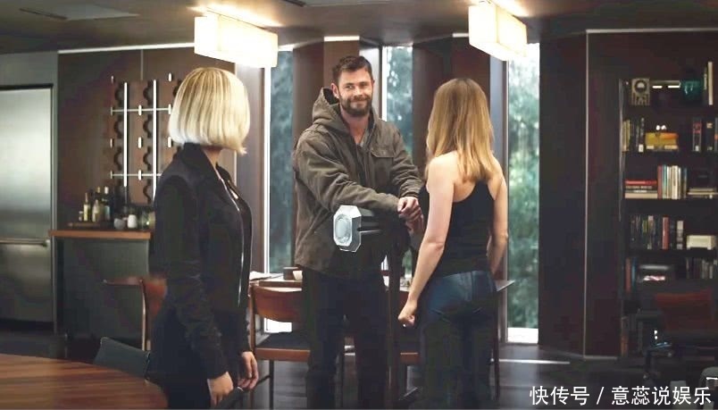 复联4里雷神一锤子飞来,惊奇队长面不改色,战