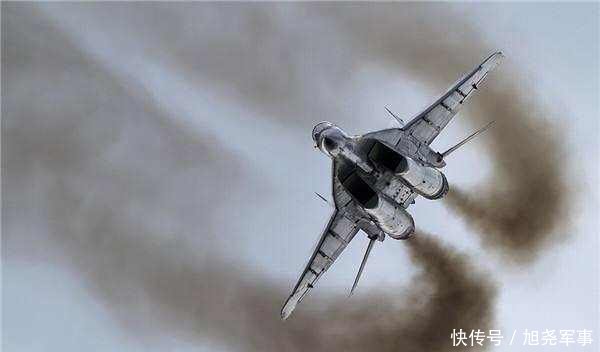 航展上20吨战机表演 1200公里时速被拦腰撞断